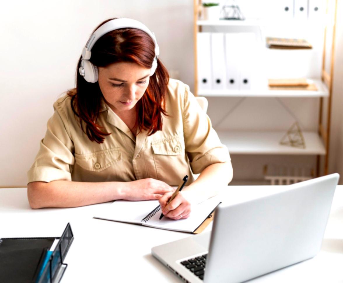 Studenti che lavorano su progetti di design UI durante una sessione pratica