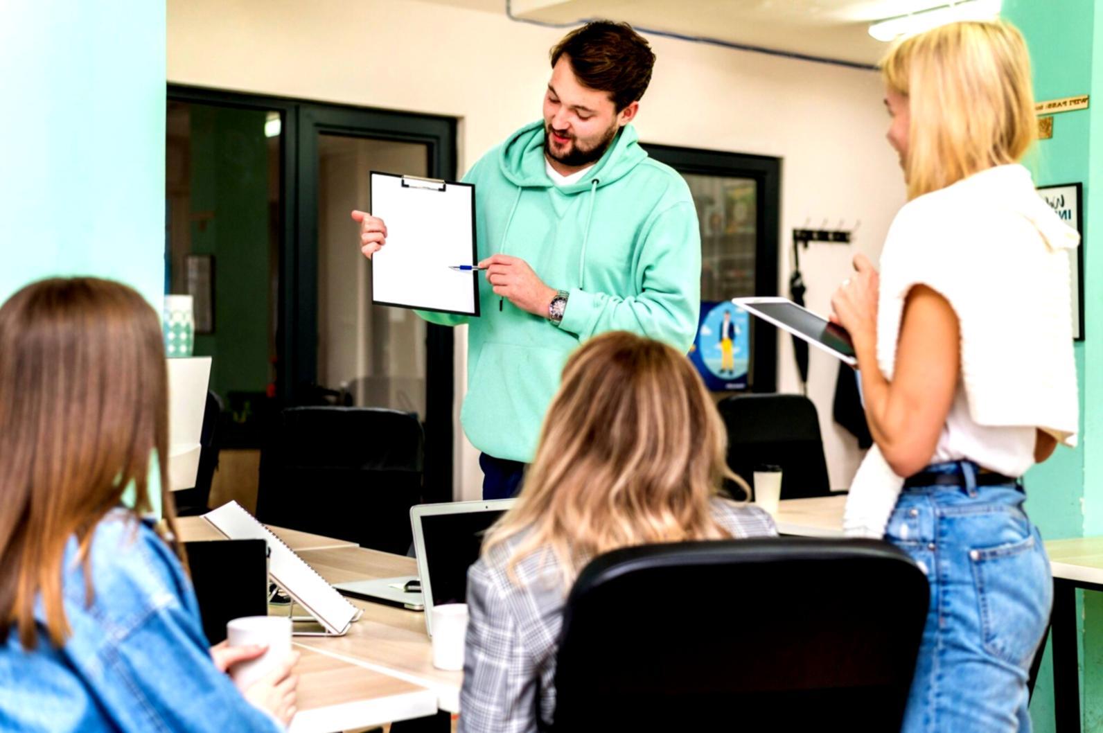 Designer al lavoro su interfacce utente moderne